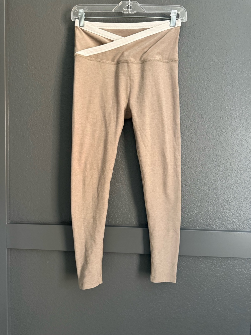 BEYOND YOGA • high waisted midi leggings - crossover outlined - tan white Medium
